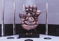 丸伸ビルブロンズモニュメント