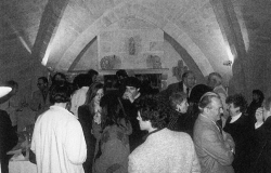 大勢の観客で会場が賑わう