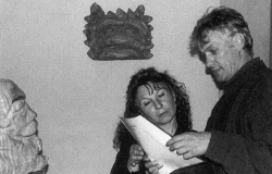 熱心に鑑賞する来場者