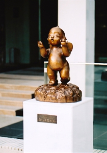 ブロンズ像の「Associa あいちゃん」