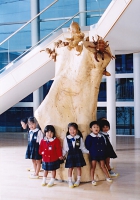 園児に囲まれて