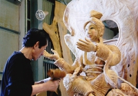 『樹神』像制作中(2009)