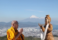 ダライ・ラマ法王と「木花開耶姫」像…奥には富士山