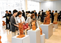 作品個々の表情を楽しまれる、ご来場のみなさま